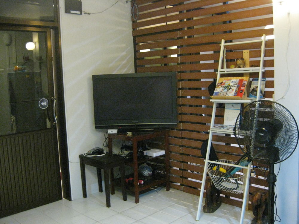 Rest 3 Hostel Bangkok Exterior photo